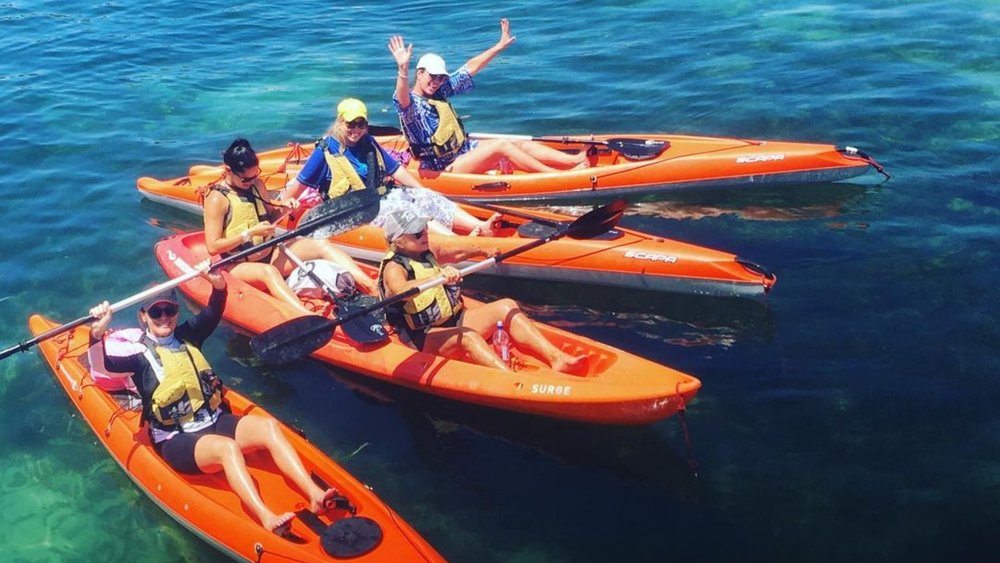 A group surrounded by the dazzling waters of Manly while kayaking. Credits @sarsy2012 on Instagram