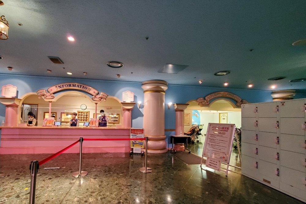 荷物はコインロッカーを活用