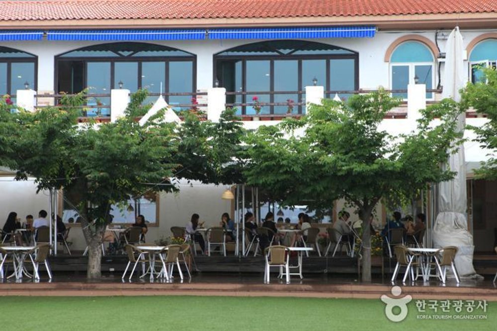 south korea winter wonderland Santorini Restaurant 1