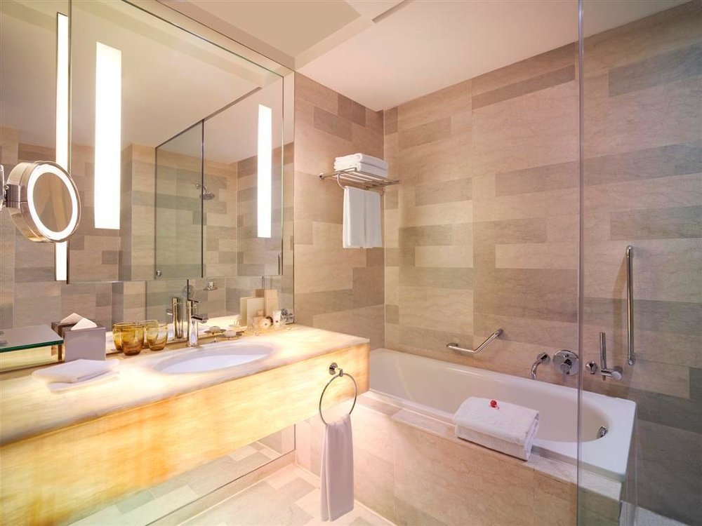 traders hotel kl bathtub room