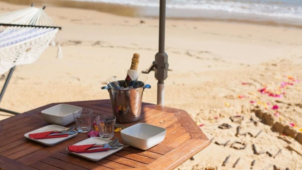 The lovely picnic setup complete with everything you need for a romantic retreat. Image credits: @manlykayakcentre on Instagram