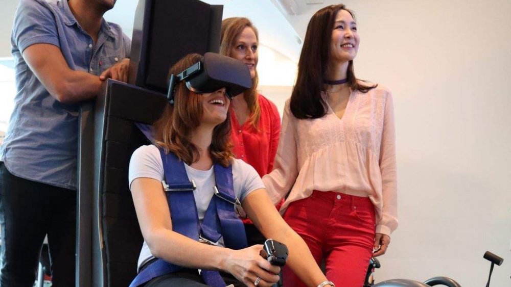 Fly like a boss and attempt to land a military jet in this virtual reality experience!