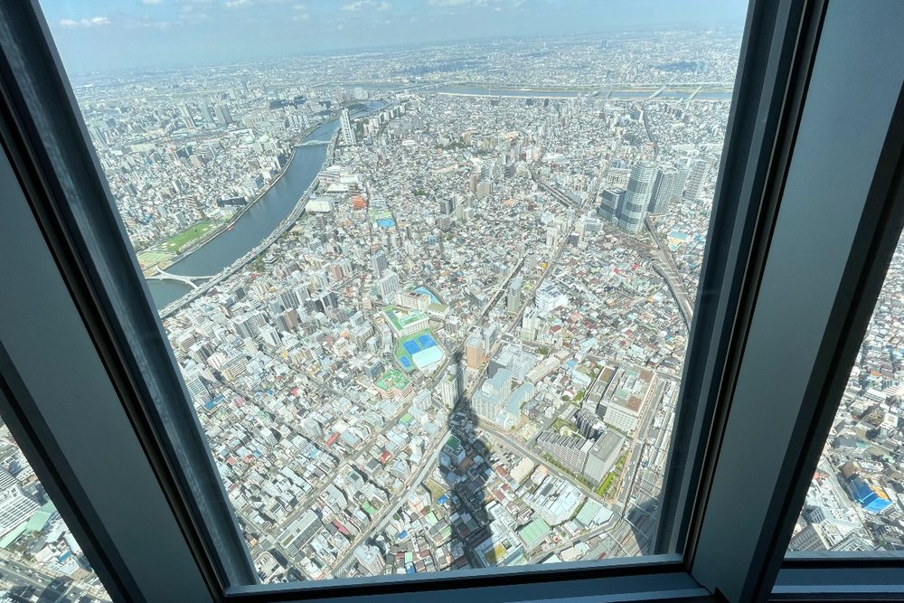 窓の外にスカイツリーの影を発見