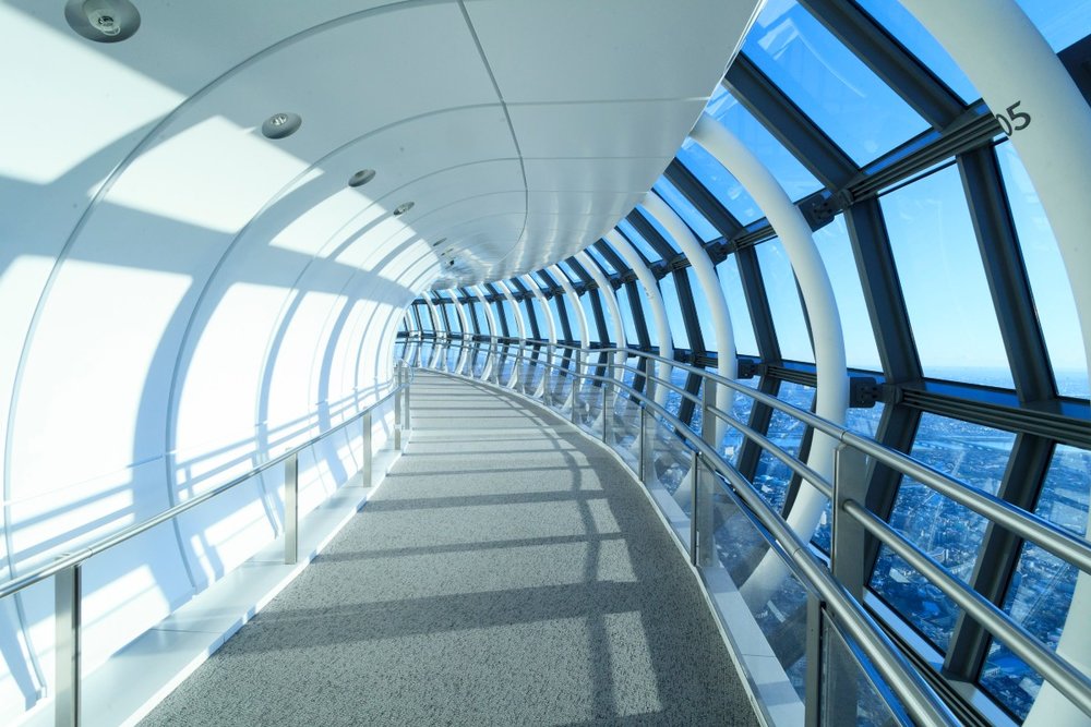 天望回廊の湾曲したようなガラス窓