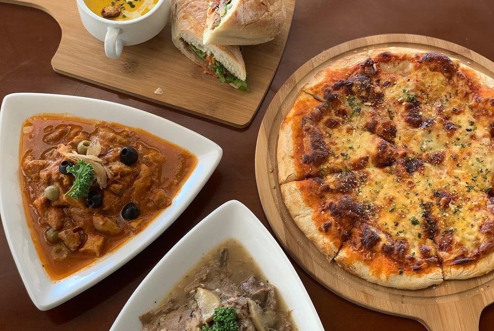 dishes in serenity mountain cafe