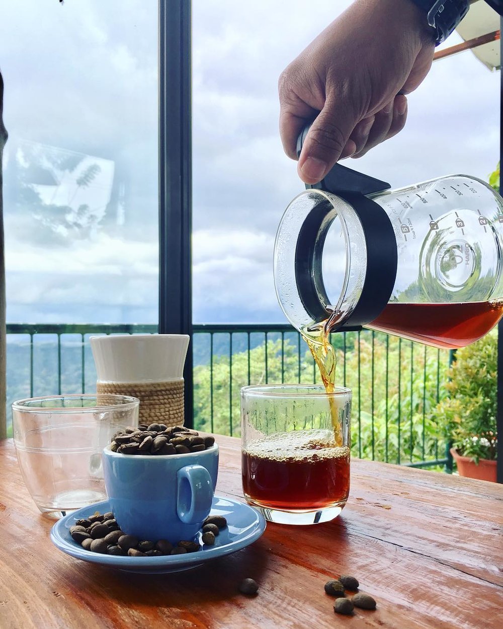 coffee being poured in 21 kilometers coffee
