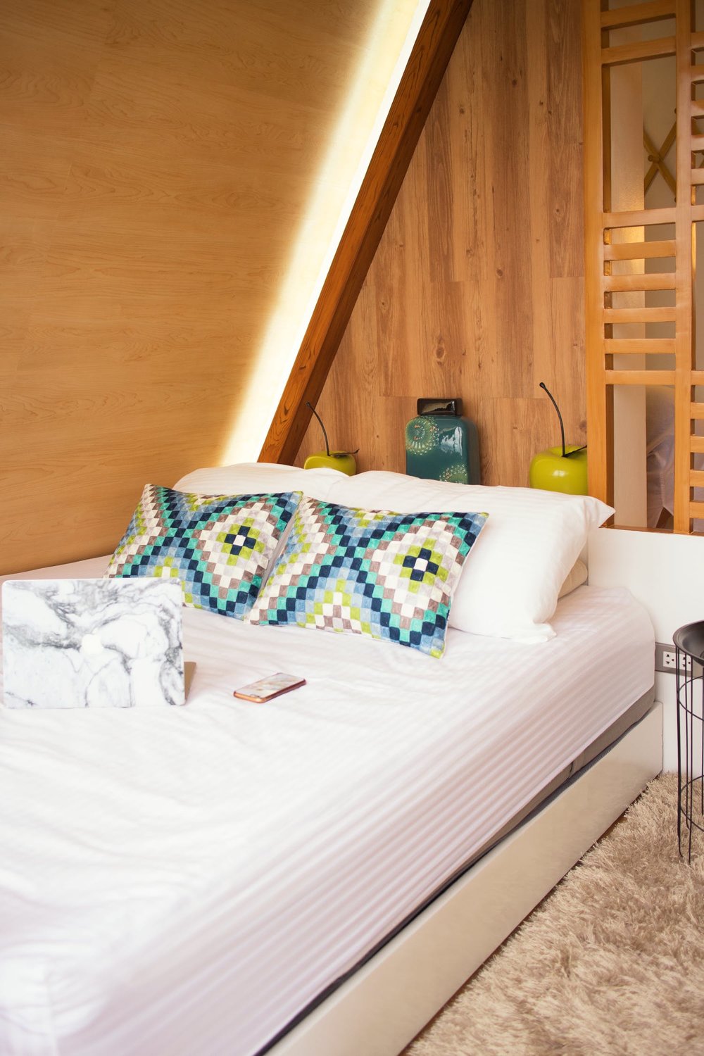 noni's mountain resort bedroom