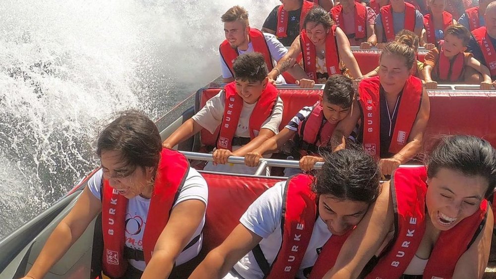 They’re hanging in there! OZ jet boating in Sydney Harbour is definitely the perfect thrill ride. Image credits @ozjetboatingsydney on Instagram