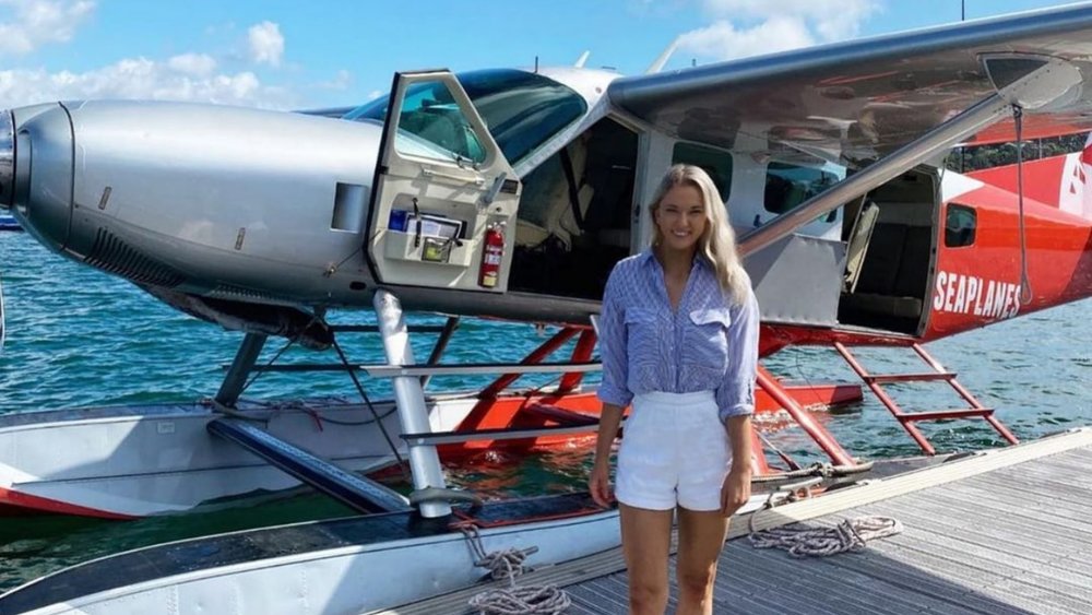 Photo op before boarding a Sydney seaplane. Image credits @sydney_seaplanes on Instagram