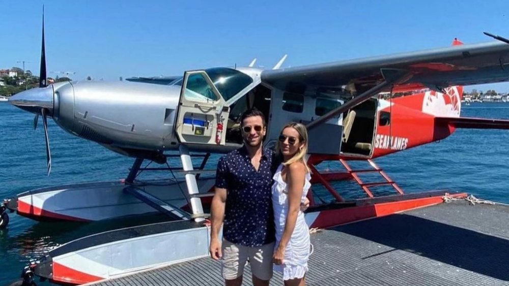 Have a couple’s photo op before boarding a Sydney seaplane. Image credits: @sydney_seaplanes on Instagram