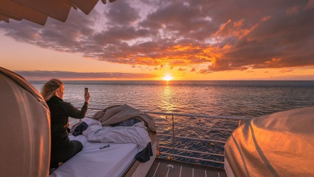 Have front row seats to both the Whitsundays sunset and sunrise as you go reefsleeping! Credits: @cruisewhitsundays