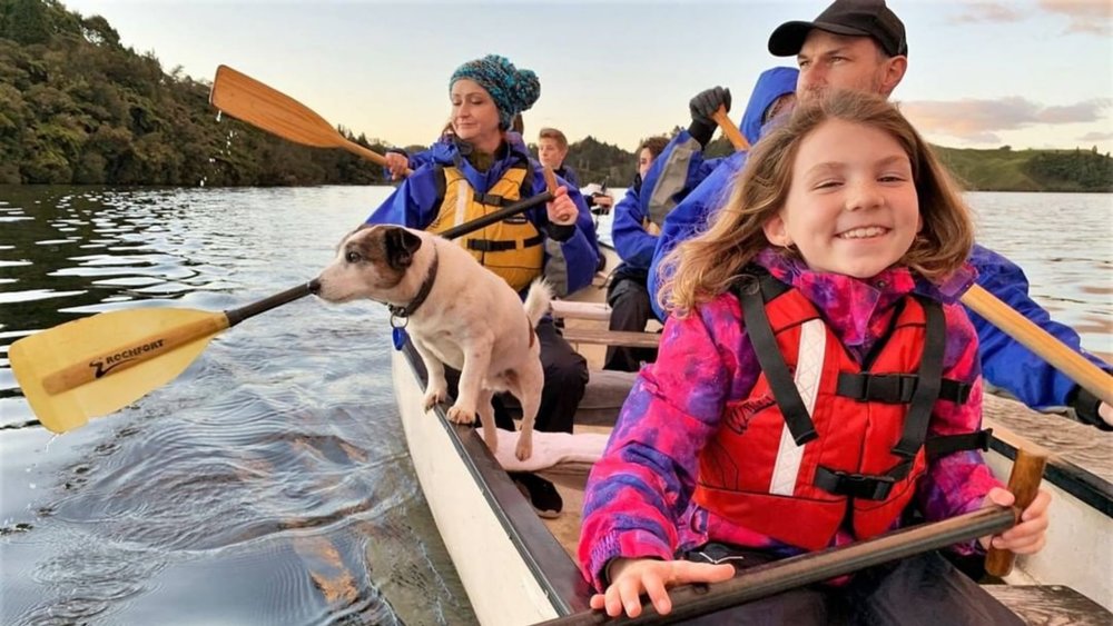 Ride the Big Kanu and paddle to the cave as the sun goes down! Credits @waimarinokayaktours