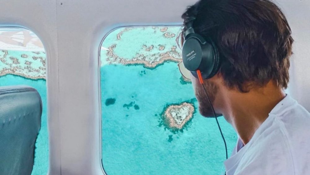 Look out the window and don’t miss the Heart Reef! Image credits: @gsl_aviation