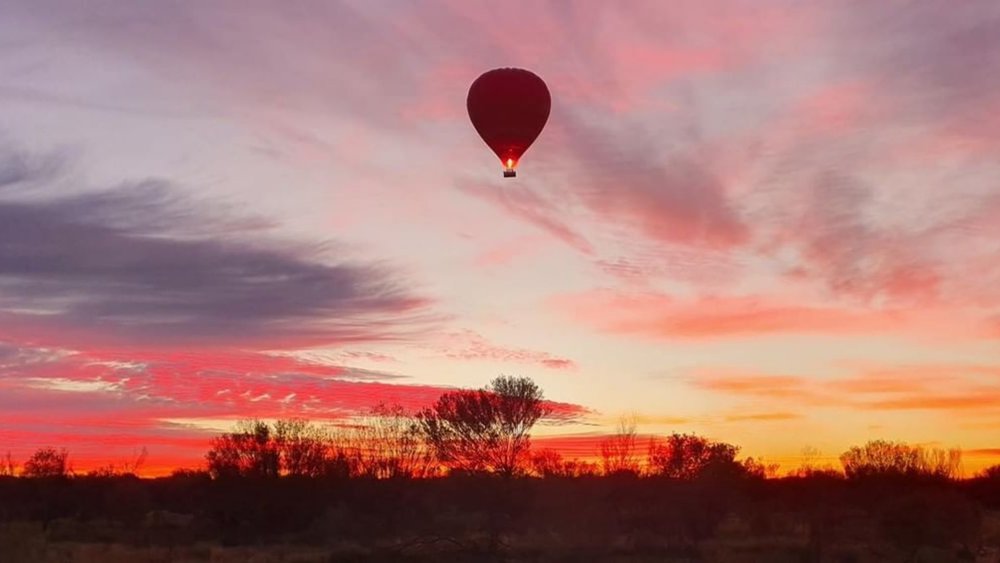 Catch the gorgeous Outback sunrise on this hot air balloon ride. Image credits: @outback_ballooning on Instagram