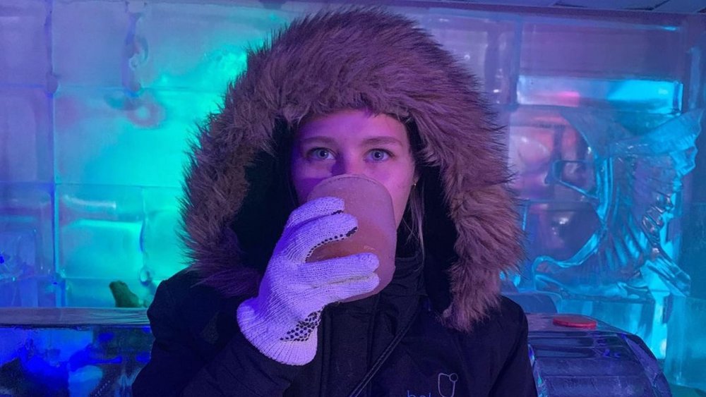 Enjoy your favourite cocktail in this winter wonderland. Image credits: @juleeeww