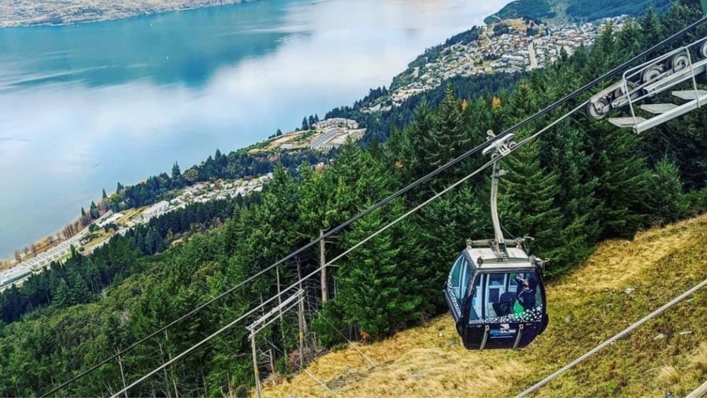 Let the majestic views of Queenstown take your breath away! Image credits: @skylinequeenstown