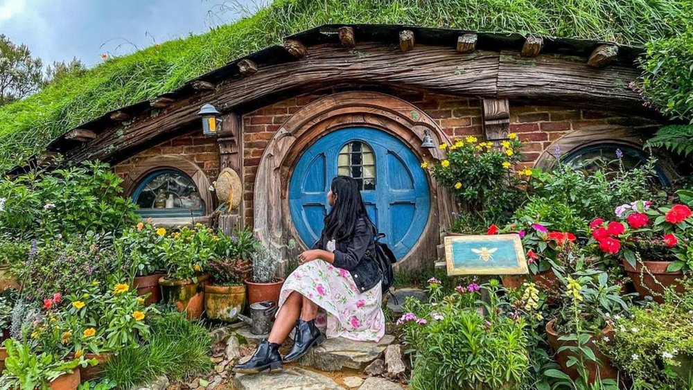 Feel the magic surround you in this Hobbiton movie set tour! Image credits: @shwetasarkar_