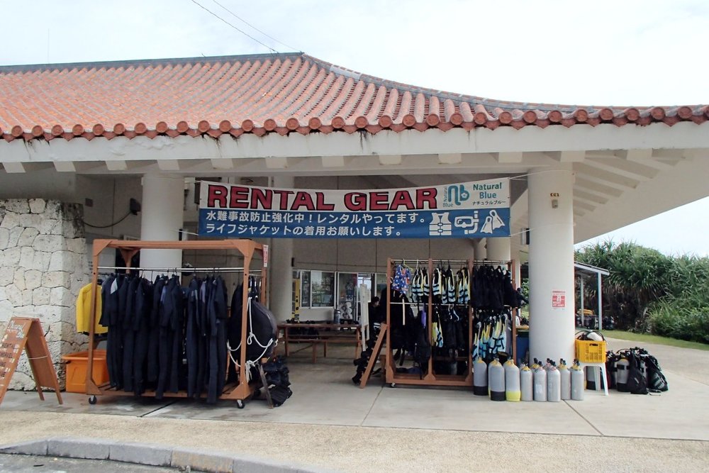 真栄田岬 レンタルショップ