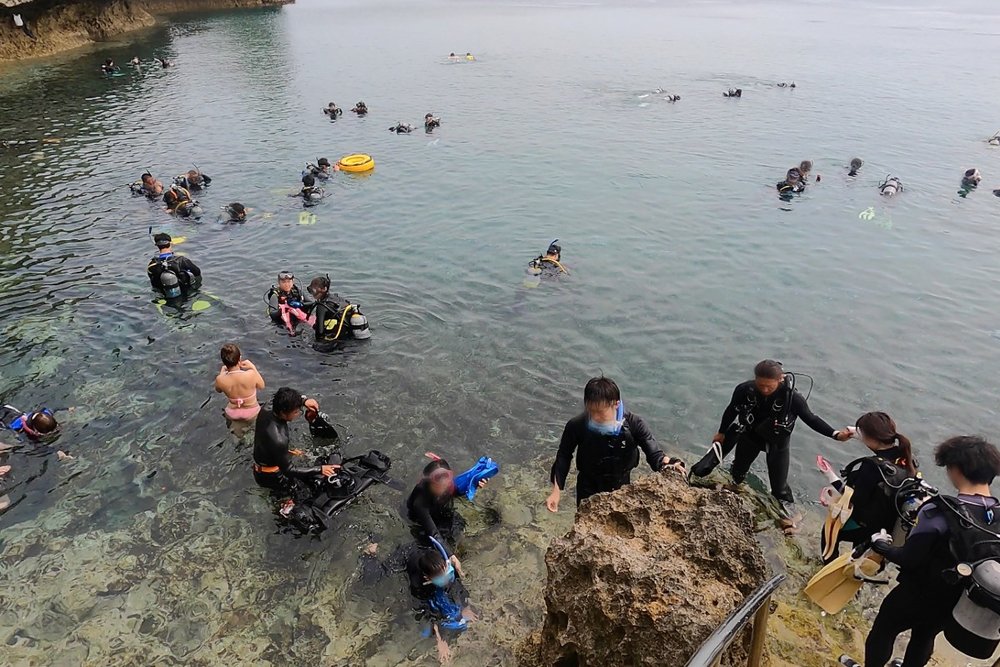 真栄田岬 ビーチエントリー 混雑