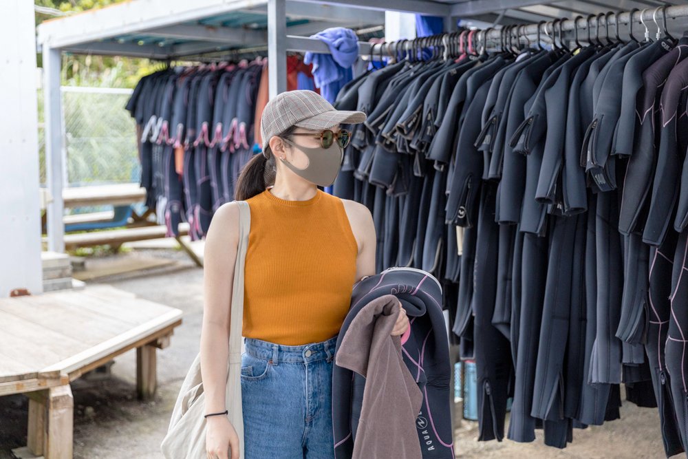 ウェットスーツやフィンのサイズを確認