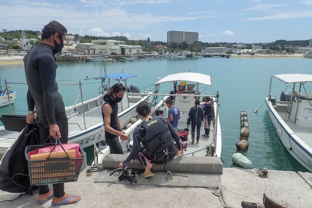 専用のボートに乗り込み、青の洞窟までは約5分