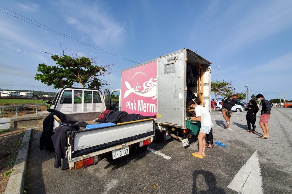 ”Pink Mermaid” と書かれたピンク色のトラックが目印