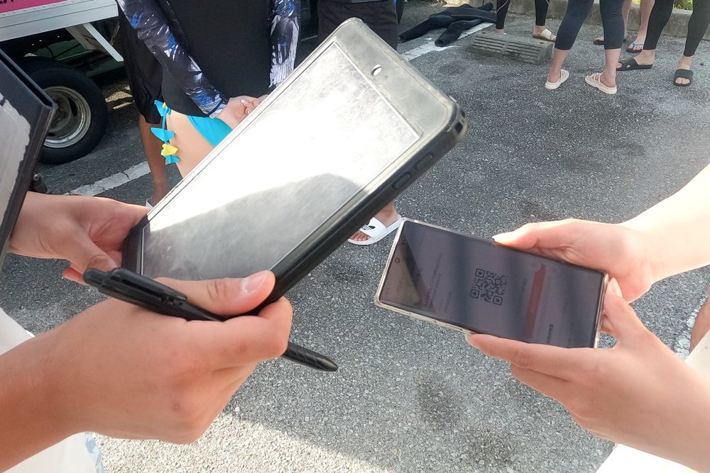 KLOOKの予約画面（バウチャー）にあるQRコードを読み取ってもらう