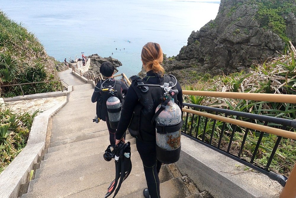 駐車場からすぐの場所にある階段を降りて、真栄田岬の海へ