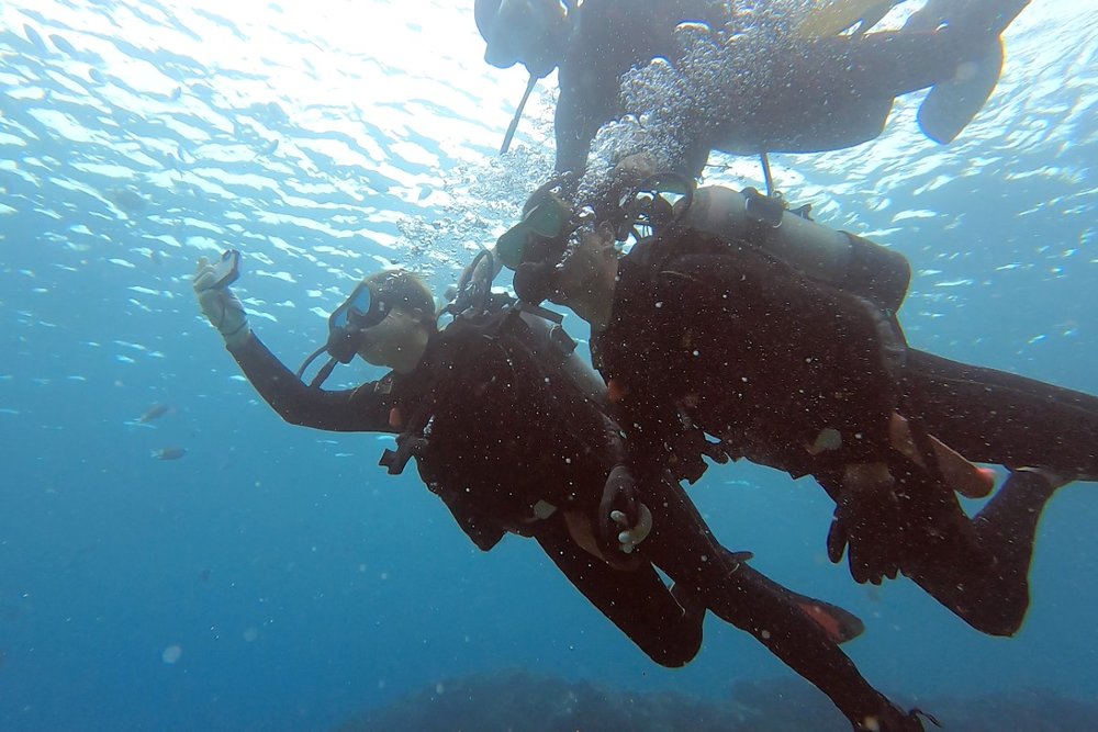 青の洞窟まで約100メートルほどを泳いで行きます