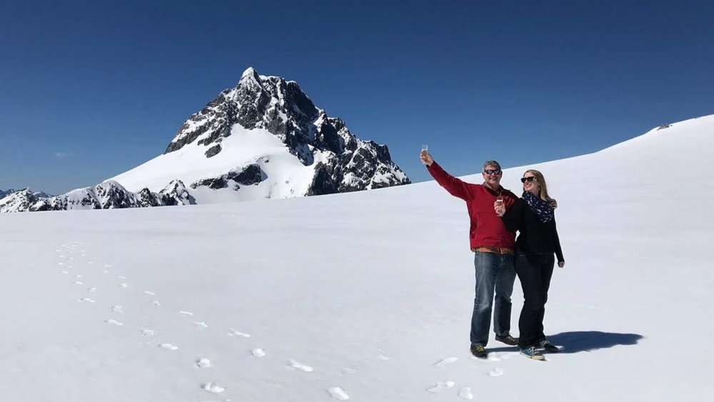 Experience a safe landing on Fiordland National Park and get to enjoy this winter wonderland! Credits: @glaciersouthernlakesheli