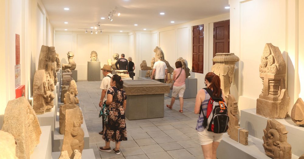 Nghe Thuyết Trình Về Ý Lịch Sử Bảo Tàng Điêu Khắc Chăm