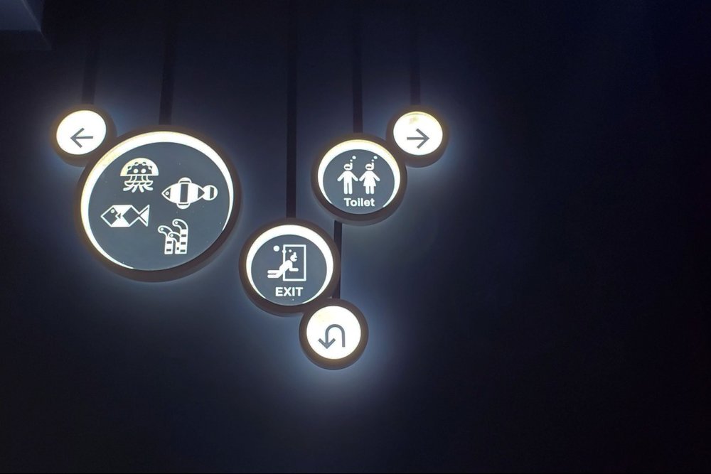 DMMかりゆし水族館 館内のサイン