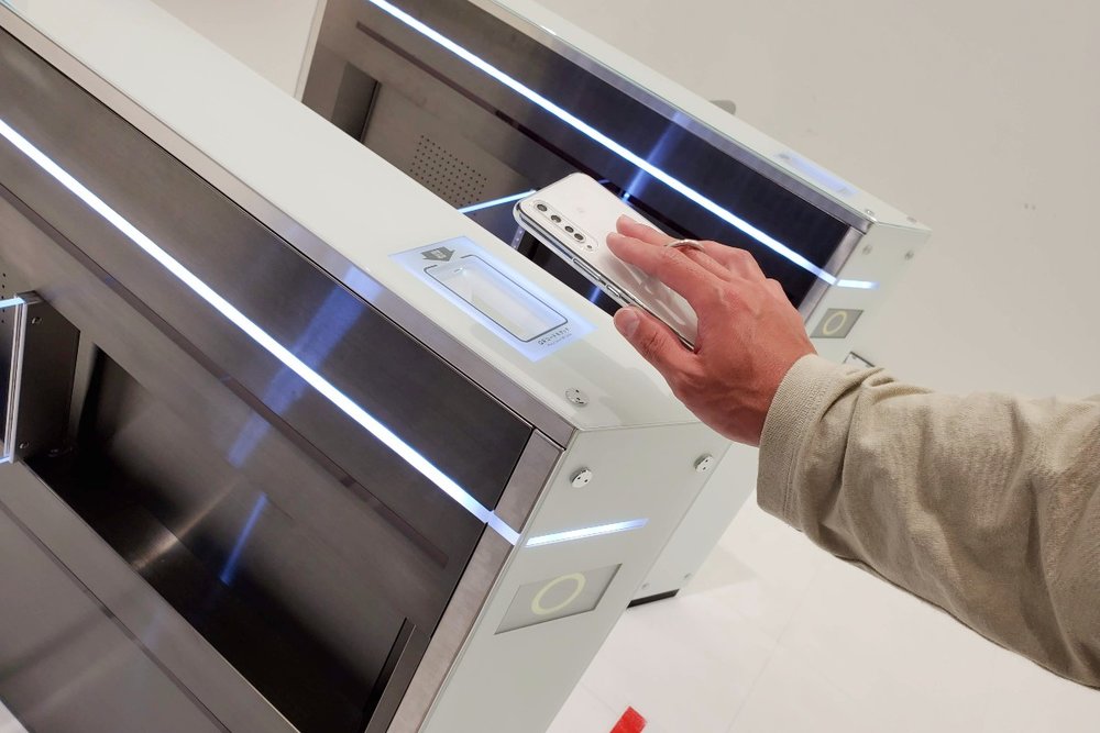 DMMかりゆし水族館では当日チケット販売機の列に並ぶことなく、スマホをかざすだけで入場できます