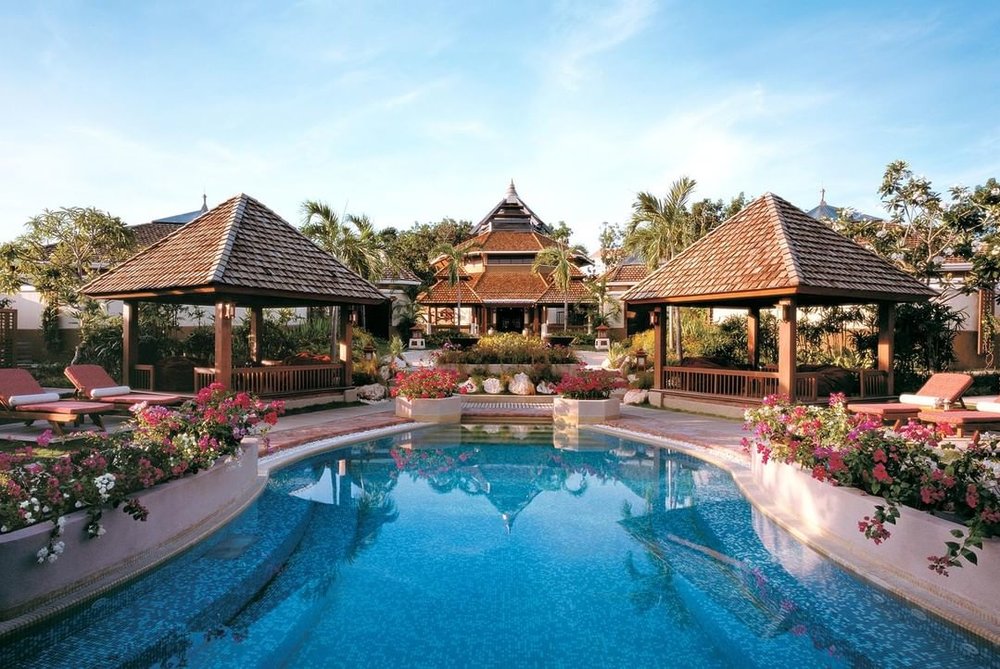 pool and spa in shangri-la mactan