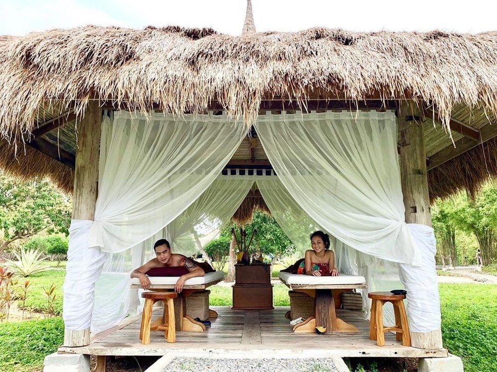 couple enjoying amuma spa service