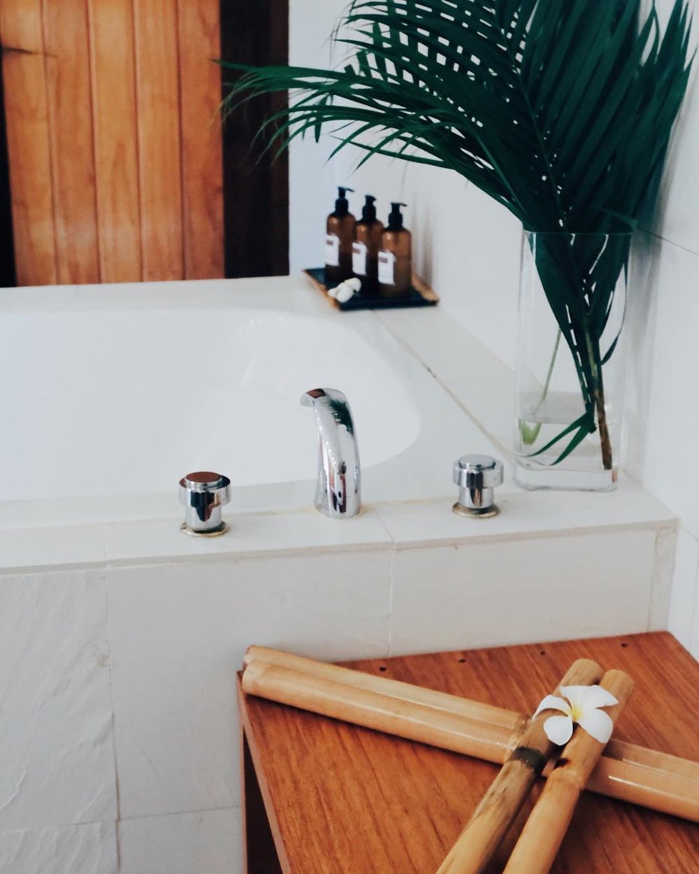 bathtub in blue water maribago spa
