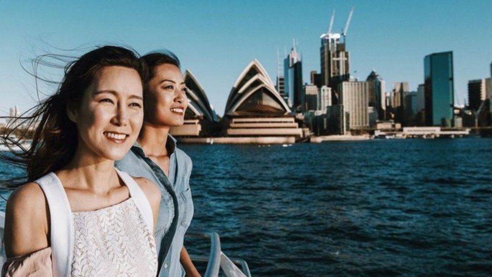 Discover Sydney’s ultimate views as you cruise with your favourite cocktail in hand! Credits: @captaincookcruises