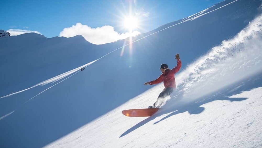 Zoom down the slopes of the Southern Alps! Credits: @harrismountainsheliski