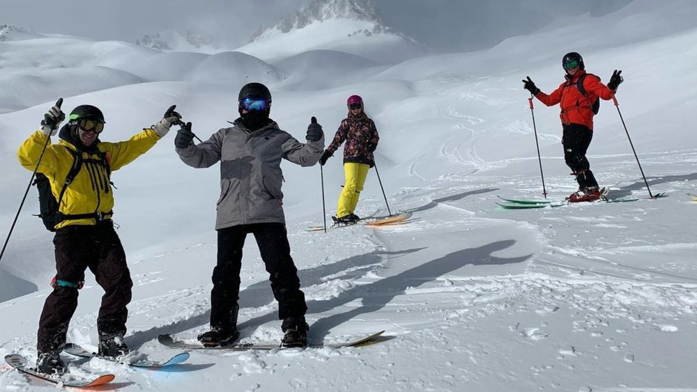 Have fun in the snow with friends when you go heli skiing! Credits: @alpineheliski 