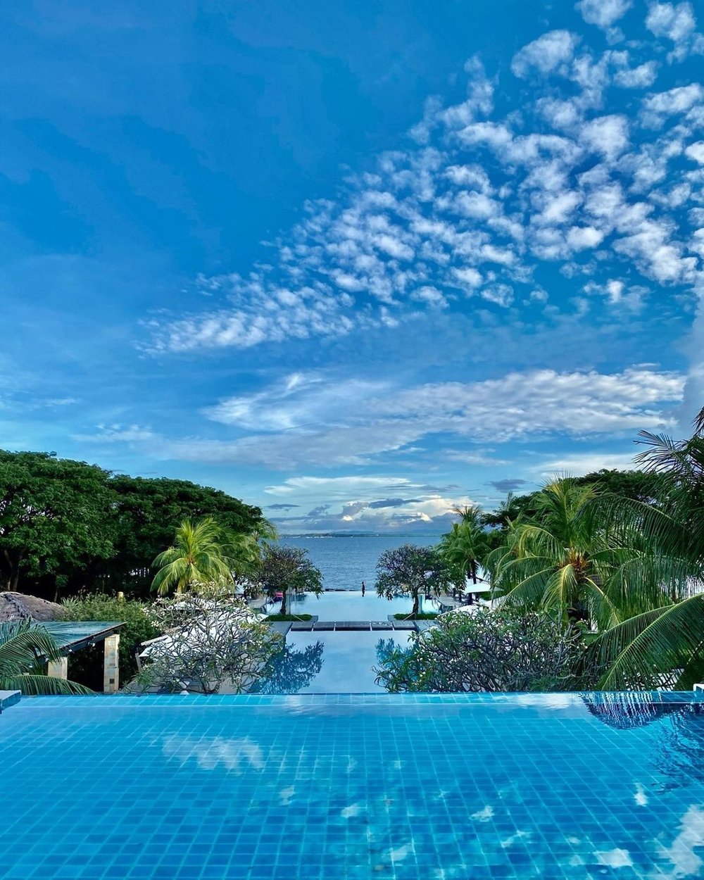swimming pool at crimson mactan