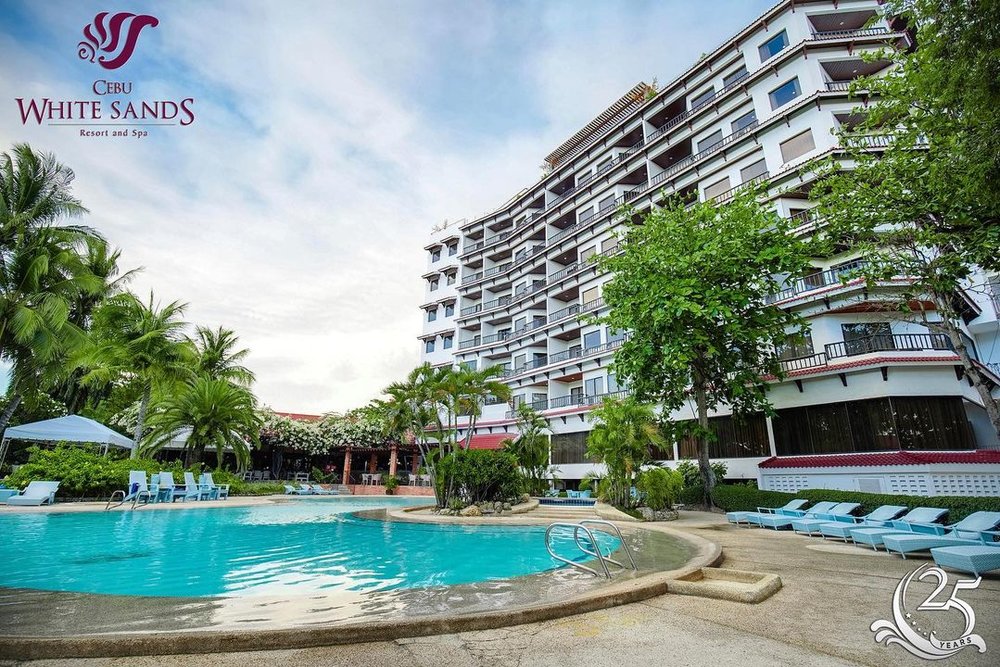 swimming pool at cebu white sands