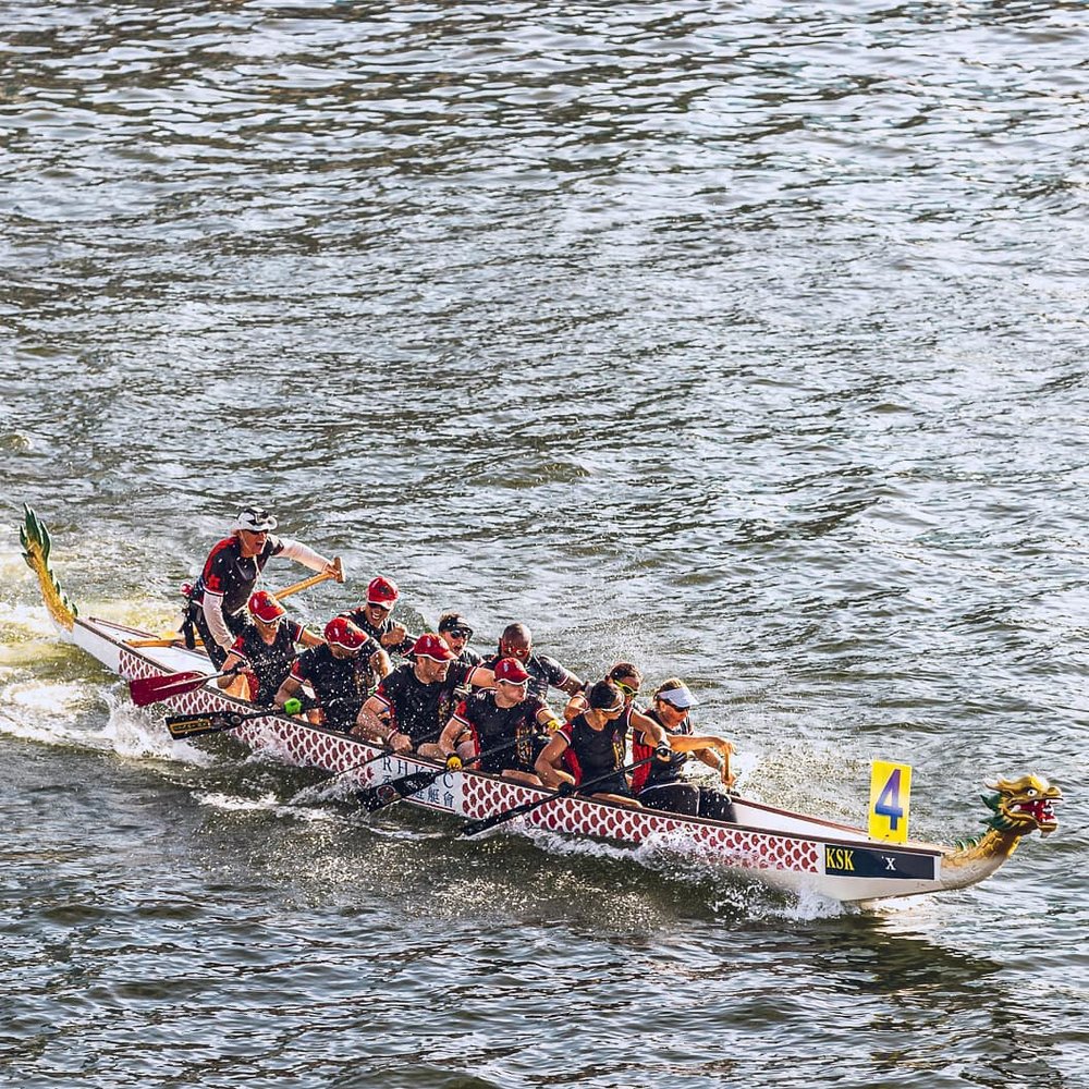 smugz dragon boat team rowing in hong kong