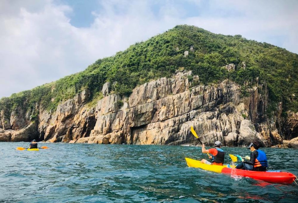 family kayaking in hong kong