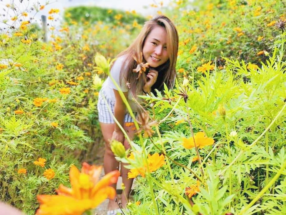 girl in sundaze farm flower garden