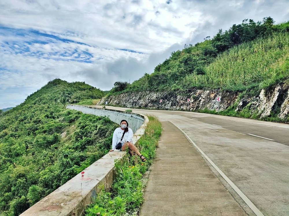 woman by the road in Badian Highlands