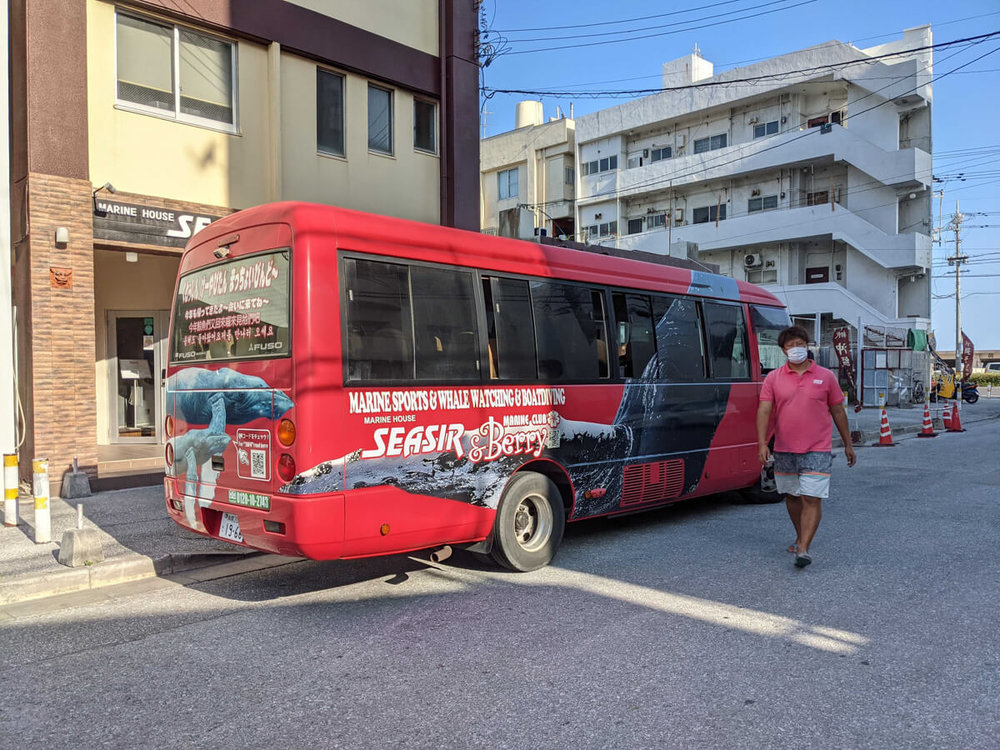 着替えや日焼け止めなどを持ってバスへ