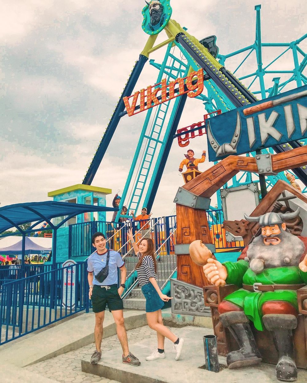 couple in anjo world ride