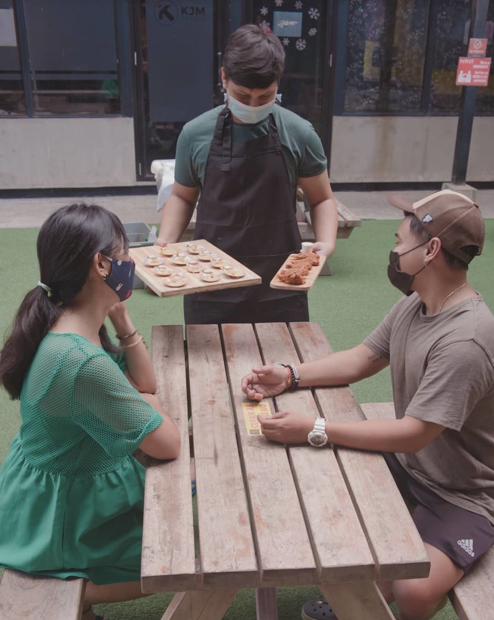 couple dining in grid cebu 