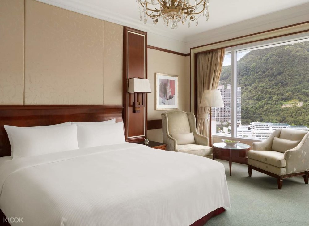 Island Shangri-La Deluxe Peak View Room