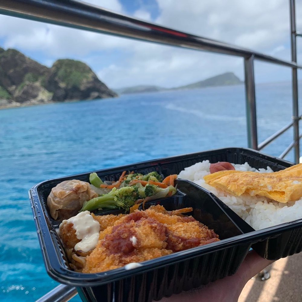 慶良間ブルーの海を眺めながらのランチ